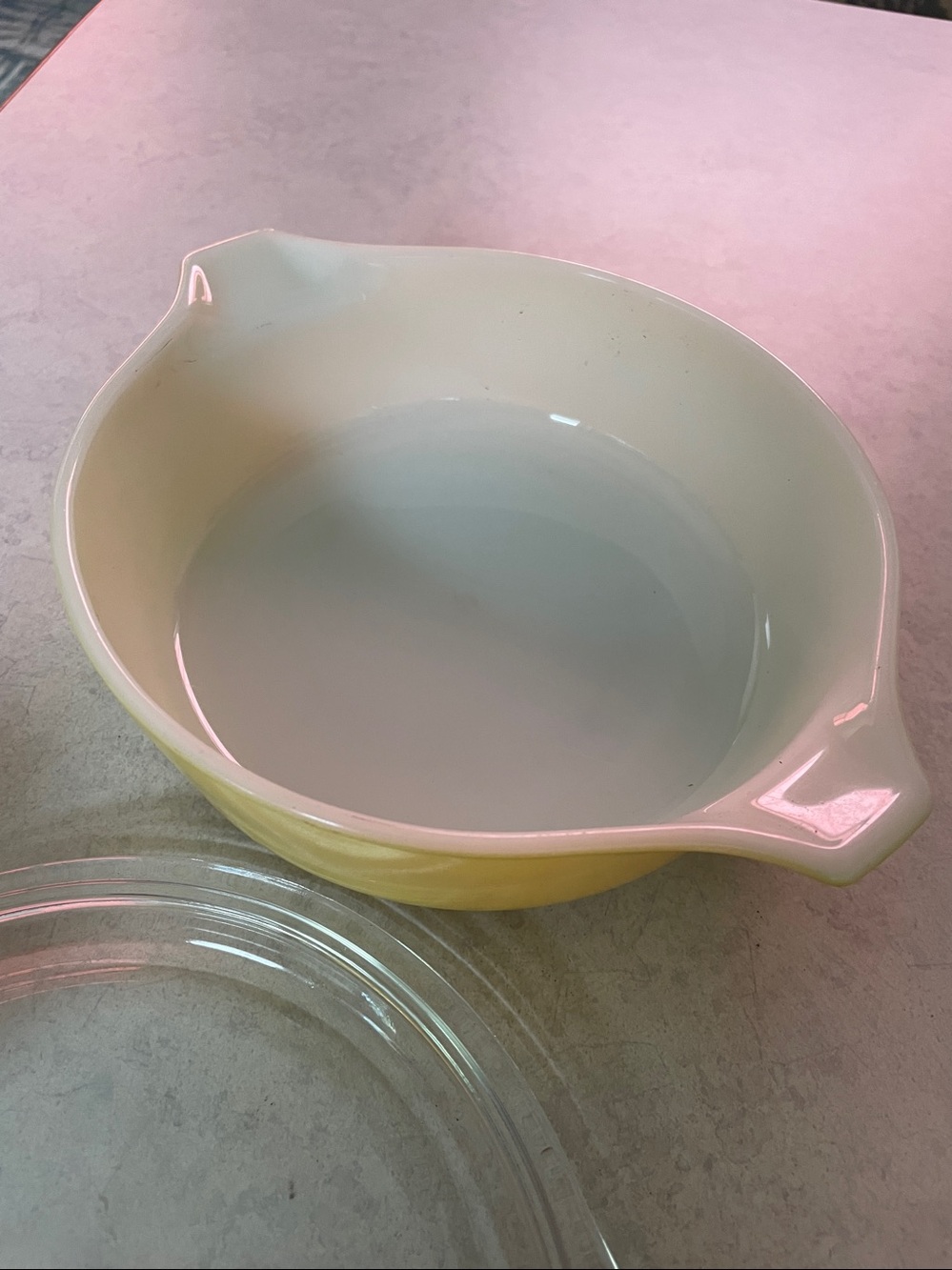 Pyrex Yellow Glass Casserole with Clear Lid - Picture 4 of 5